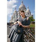 川口春奈、フェンディのバックを持ちパリの名所を散策