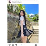 小山璃奈、ミニスカートからヘルシーな太ももチラリ！