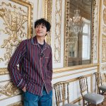 小関裕太、初めてフランスで爽やか笑顔