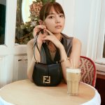川口春奈、フェンディのバックを持ちパリの名所を散策