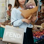 川口春奈、フェンディのバックを持ちパリの名所を散策
