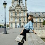 川口春奈、フェンディのバックを持ちパリの名所を散策