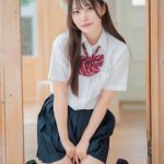 コスプレイヤー・芽衣、ケモノ耳×制服コスで恥じらいパンチラ