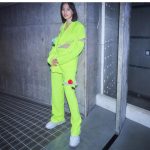 のん、蛍光イエローのスーツ衣装に反響ぞくぞく！