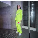 のん、蛍光イエローのスーツ衣装に反響ぞくぞく！
