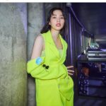 のん、蛍光イエローのスーツ衣装に反響ぞくぞく！