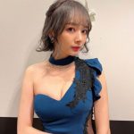 岡田紗佳、セクシーなドレス姿で美谷間チラリ