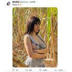 新井萌花、野外でくっきり豊満バストラインで悩殺！
