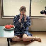 黒嵜菜々子（Peel the Apple）、はだけ浴衣から白水着のぞかせ「これがこう」！