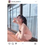AKB48・鈴木くるみ、美谷間チラ見せワンピで無邪気にピース！