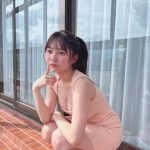 AKB48・鈴木くるみ、美谷間チラ見せワンピで無邪気にピース！