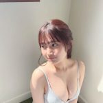 鈴木くるみ、美バスト＆デコルテ披露の上目遣いで悩殺！