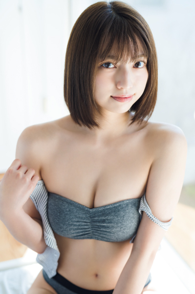 元ベイビーレイズJAPAN・高見奈央（なおすけ）、お部屋でまったり無防備バストで誘惑