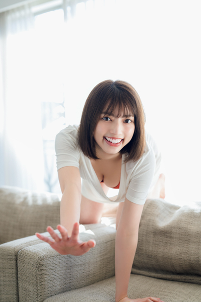 元ベイビーレイズJAPAN・高見奈央（なおすけ）、お部屋でまったり無防備バストで誘惑