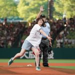吉田沙保里、ショートパンツ姿で始球式に登場！豪快な投球に会場も驚き