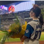 山田杏奈、キツネ耳付きユニフォームで始球式に登場！