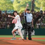 吉田沙保里、ショートパンツ姿で始球式に登場！豪快な投球に会場も驚き