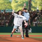 吉田沙保里、ショートパンツ姿で始球式に登場！豪快な投球に会場も驚き