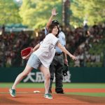 吉田沙保里、ショートパンツ姿で始球式に登場！豪快な投球に会場も驚き