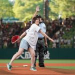吉田沙保里、ショートパンツ姿で始球式に登場！豪快な投球に会場も驚き