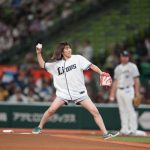 吉田沙保里、ショートパンツ姿で始球式に登場！豪快な投球に会場も驚き