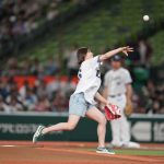 吉田沙保里、ショートパンツ姿で始球式に登場！豪快な投球に会場も驚き