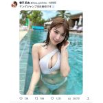 雪平莉左、変形ビキニで美谷間あらわに！プールで透明美ボディ大胆披露
