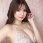 横山あみ、新作ビキニでホクロ付きバストを大胆披露