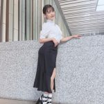 上坂すみれ、秘書風コーデで美脚チラリのセクシーショット公開！