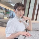 上坂すみれ、秘書風コーデで美脚チラリのセクシーショット公開！