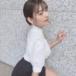 上坂すみれ、秘書風コーデで美脚チラリのセクシーショット公開！
