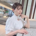 上坂すみれ、秘書風コーデで美脚チラリのセクシーショット公開！