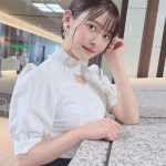 上坂すみれ、秘書風コーデで美脚チラリのセクシーショット公開！