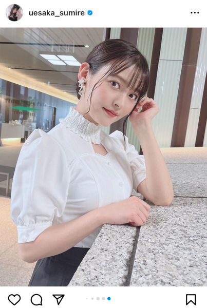 上坂すみれ、秘書風コーデで美脚チラリのセクシーショット公開！