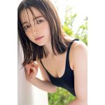 坂巻有紗、透明肌とチラ見せ美谷間で初グラビア