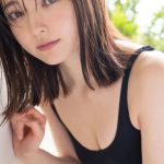 坂巻有紗、透明肌とチラ見せ美谷間で初グラビア