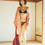 高崎かなみ、民宿の和室でセクシーボディあらわに