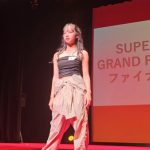 【動画】現役女子中学生・さらさん、黒のトップスで肩出しコーデが大人っぽい！２部で準グランプリ受賞で思いを語る！「憧れはViVi モデルのせいらさん」＜SUPER MODEL GRAND PRIX 2023 A/W＞