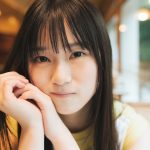 櫻坂46・山下瞳月と見つめ合い。カフェでデート気分なグラビアに注目