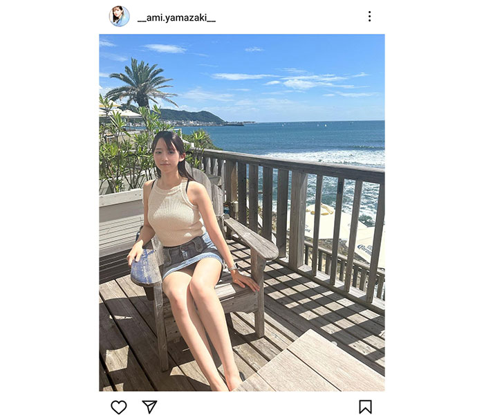 山崎あみ、シンプル夏コーデで生脚を披露!「見えそうで見えない」パンチラショット公開！