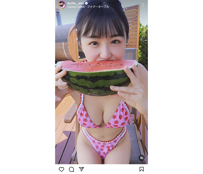 くりえみ、いちごおパンツ姿ですいかを頬張る愛らしいショット公開！ファン大興奮！