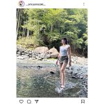 「見えてる！？」山崎あみ、自然の中でのびのび美脚を披露！