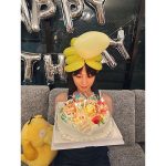 のん、『ポケモン』キャラクターに囲まれたお誕生日会SHOTを満足気に披露「みんなからもらったプレゼントを身につけた最後の写真、うまく全てが噛み合ってます」ファンから「可愛すぎ！」「おめでと～」「バースデーケーキ凄い」「リアルハルちゃんだっ」の声