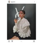 emma、「YSL」の新作アイシャドウを片手にカメラ目線！クールな表情にドキっ