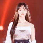 中村里砂、上目遣いで誘惑！？生脚・デコルテ・二の腕のパーツ見せルックを披露＜KANSAI COLLECTION 2023 A/W＞