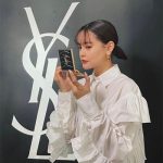 emma、「YSL」の新作アイシャドウを片手にカメラ目線！クールな表情にドキっ