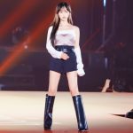 中村里砂、上目遣いで誘惑！？生脚・デコルテ・二の腕のパーツ見せルックを披露＜KANSAI COLLECTION 2023 A/W＞