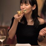 吉岡里帆、東カレ表紙に登場！オフショルのデコルテチラ見せで魅せる色気