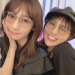 AKB48・柏木由紀、 先輩・宮澤佐江に甘えるメガネ2ショットが尊い！