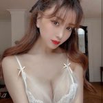 森咲智美、透け感たっぷりなランジェリー姿で誘惑